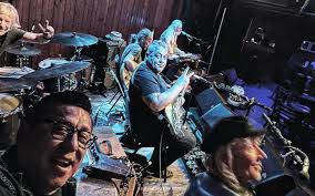 Easy Trouble Duo Brings Lakefront Live Music to Infamous Brewing