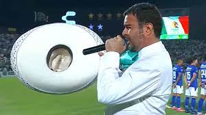 Por si fuera poco, el artista también subió algunas fotografías en el tsm corona, horas antes de hacer su entrada triunfal con un traje de charro blanco y un moño azul agua. Santos Vs Cruz Azul Pablo Montero Se Equivoco Al Cantar El Himno Infobae