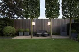 Garten lounge | hochwertige lounge coaldale ecke ♥ inklusive polster von brafab ♥ jetzt im onlineshop lisel.de bestellen! Loungeecke Im Garten Mit Outdoor Stehlampen Licht Im Garten Loungeecke Garten Garten