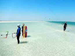 An der südküste tunesiens mischen sich der sand der wüstendünen mit der frischen brise zarzis: Djerba Kitesurfen Kitereisen Auf Die Tunesische Insel Im Mittelmeer