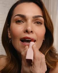 Maybelline New York Serum Bullet Lipstick, 8H Plumping Moisture, Oil Blend  & Hyaluronic Acid, Satin Formula, Shade: Upstate 101 : Amazon.co.uk: Beauty