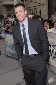 Chris Evans In Suit And Tie At A Premiere Being Photographed On Arrival The Loss Of A Teardrop Diamond Chris Evans Chris Evans Beard Suit And Tie