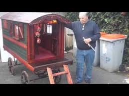 De ce fait, il est vivement recommandé de faire appel à un constructeur ou à un vendeur spécialisé à l'instar du fabricant des carpates. Fabricant De Roulotte En Bois Youtube