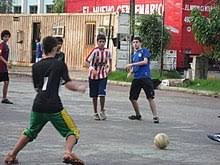 Haz tu selección entre 19.747 imágenes premium sobre futbol barrio de la más alta calidad. Futbol Callejero Wikipedia La Enciclopedia Libre