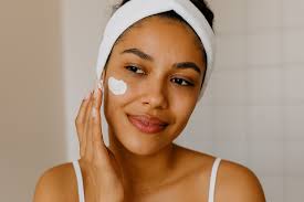 TIENES LA PIEL SECA O GRASOSA? Te damos tips para una rutina de skincare  especial para latinas según tu tipo de piel 👉🏼  https://mundo.social/43LJonj