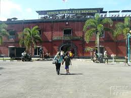 Benteng ini terletak di kota gombong, sekitar 20 km sebelah barat dari ibukota kabupaten kebumen, jawa tengah, 7 km barat kota karanganyar, atau 100 km dari yogyakarta. Berwisata Sambil Belajar Sejarah Di Benteng Peninggalan Belanda Cendana News