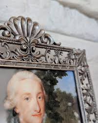 Belle huile européenne réalisée par Robert Kapusta (1915-1992). Circa 1962.  Encadrement en bois avec quelques signes du temps passé. Dimensions Hauteur  : 25.25 pouces Largeur : 18.5 pouces 115$ Achat via DM.