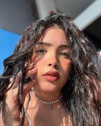 𝐄𝐌𝐈𝐋𝐘 𝐇𝐄𝐑𝐄𝐃𝐈𝐀