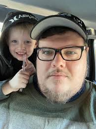 What's your go-to carb? RICE VS BREAD 100G 100GC0OKED: : 2SLICES(~100G): 2  2SLICES (~100G)： 2G PROTEIN 8G PROTEIN 28G CARBS 49G CARBS OG FAT 130  130KCAL KCAL 2G FAT 265 KCAL