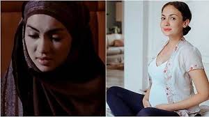 C am bila bahagia mulai menyentuh dm g seakan ku bisa hidup lebih lama e am g namun harus ku tinggalkan cinta f e am ketika ku bersujud. 6 Penampilan Terbaru Para Pemain Film Ayat Ayat Cinta Bikin Pangling Merdeka Com Line Today
