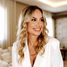 Caroline Pereira's Instagram, Twitter & Facebook