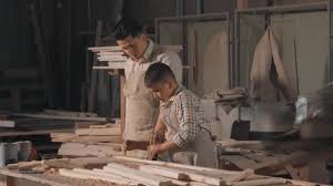Fungsi dan kegunaannya mungkin berbeda, tapi tujuannya. Tembakan Menengah Dari Orang Kaukasia Dan Anaknya Bekerja Bengkel Kayu Stok Video C Pressmaster 433459880
