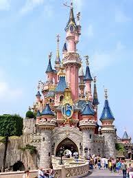 Iemand die al 25 jaar bij disney werkt, verklapt waarom het waarom het sprookjeskasteel in disneyland parijs roze is. Vakantie Naar Disneyland Parijs Frankrijk Wiki Vakantie