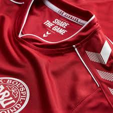 Menuda imagen de los jugadores de dinamarca evitando que salga nada en las cámaras y mientras rezando por su compañero. Hummel Lanca As Camisas Da Selecao Feminina Da Dinamarca Show De Camisas