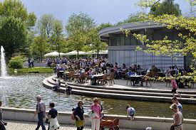 Many cultural events take place here throughout the year due to the surroundings. Park Der Garten Gastronomie