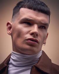 L'obiettivo è quello di tagliare tutti i capelli con una singola passata. Estate 2021 Come Tagliare I Capelli Uomo Toni Guy