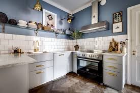 Descarga esta foto premium de cocina vintage blanca con isla y descubre más de 8 millones de fotos de stock en freepik. Cocinas Vintage Rescata Hermosos Muebles Que Creias Ya No Servian