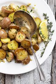 Garlic And Lemon Roasted Potatoes These Garlic And Lemon Roasted Potatoes Are Quick Oven Roasted Lemon Roasted Potatoes Roasted Mini Potatoes Roasted Potatoes