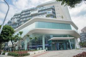 位於臺北市圓山中山美術公園，佔地六千二百坪，全館建築共分六層─地下三層、地上三層，共有展場23間、餐廳、戶外咖啡, 藝術書店、圖書室、視聽室、哺乳室, 美術教室, 資源教室, 停車場等休憩服務空間。建築由高而潘建築師事務設計監造，以懸臂飛廊之「井」字結體形式，四周牆. çµ¦åœ–æ›¸é¤¨çš„æƒ…æ›¸ æ–°åŒ—å¸‚ç«‹åœ–æ›¸ç¸½é¤¨ æ›¸ç±æ•¸ä½åŒ–çš„å»ºç¯‰ç¾Žå­¸æ–°åœ°æ¨™ Ed House æ©Ÿèƒ½æ«¥æ«ƒ ç—žå®¢é‚¦