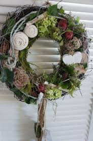 Ein Zauberhaft Schoner Und Naturlicher Herbstkranz Auf Einem Mit Moos Und Reben Umbundenen Strohkranz Sitzen Handgenahte St Herbstkranz Stroh Kranz Stoffrosen