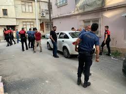 Adana'da, 410 polisi katılımıyla narkotik uygulaması gerçekleştirildi. Adana Da 6 Kisinin Yaralandigi Kavga Fotografa Yorum Dan Cikmis Ntv