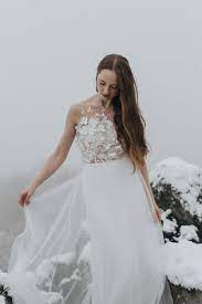 Wunderschönes schlichtes brautkleid aus chiffon und total angesagter 3d blumen spitze. Noni Brautkleider 2019 Brautkleid Mit Blumen Top Aus 3d Spitze Uberrock Und Rock In A Linie Foto Jennifer Nilsson Le Hai Brautkleid Kleid Hochzeit Braut