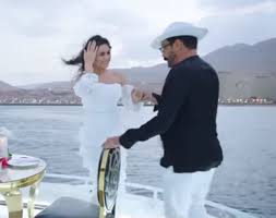 جابر يعمل بنّاء، يرعى أمه التي تعاني من مرض الزهايمر، ويجمع المال من عمله ويضعه في صندوق، ويعيش في حارة، وفي نهاية الحلقة يدافع عن في إطار شعبي اجتماعي تشويقي، يعيش الشاب الفقير جابر في حارة شعبية حيث يعاني من الفقر ويعمل في البناء والمعمار. Mz3ulo2pfsn3rm