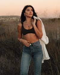 Sara Hesri - Free sexy pics, galleries & more at Babepedia