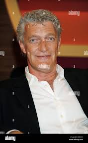 La televisione tedesca presenter Markus Lanz (L) e il tedesco stilista Karl  Lagerfeld posano per una foto dopo la registrazione del televisore talk  show "arkus Lanz' di tedesco emittente pubblica ZDF ad