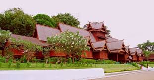 The museum building was originally built by the dutch empire in the 18th century during their occupation of melaka as the residence and administration center of the dutch officials. Muzium Muzium Di Negeri Melaka Myrokan