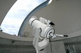 Visitors may look through telescopes, explore exhibits, see live shows in the samuel oschin planetarium, and enjoy spectacular views of los angeles and the hollywood sign. å¤©æ–‡å° æ—­å·å¸‚