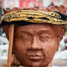 Modelado de escultura durante el V encuentro Internacional de Ceramistas  @manosdebarro en Santiago, Chile 2024. Esta obra Partio de bases Afro y se  fue componiendo de acuerdo a los razgos de las