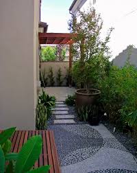 Modern Contemporary Style Side Yard With Travertine And Pebble Paving Studio H Landscape Archite Outdoor Garden Decor Side Yard Landscaping Modern Landscaping