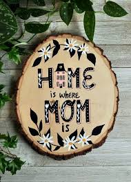 Idees De Cadeaux Pour La Fete Des Meres Decoration Murale Pour Maman La Maison Est Ou Signe Maman Bonne Fete Des Meres In 2020 Diy Birthday Gifts Christmas Mom Mom Birthday Gift