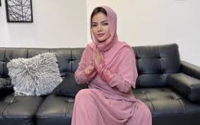 Dinar candy mengunggah video tiktok sedang berjoget seksi di instagramnya. Dinar Candy Ngaku Nyesel Pulang Kampung Lebaran Ketemu Sang Bapak Ternyata Ini Alasannya