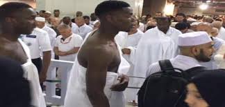 اللاعب المسلم، في المنتخب الفرنسي، بول بوغبا، يزيح زجاجة مشروب كحولي، وُضعت أمامه على الطاولة خلال مؤتمر صحفي اليوم. Ø¨ÙˆÙ„ Ø¨ÙˆØ¬Ø¨Ø§ Ù„ÙŠØ³ Ø§Ù„Ø£ÙˆÙ„ Ù†Ø¬ÙˆÙ… Ø¹Ø§Ù„Ù…ÙŠÙˆÙ† ÙŠØ¤Ø¯ÙˆÙ† Ù…Ù†Ø§Ø³Ùƒ Ø§Ù„Ø¹Ù…Ø±Ø© ÙŠÙ„Ø§ÙƒÙˆØ±Ø©