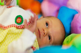 Pada perkembangan bayi 6 bulan, bayi akan belajar memaksimalkan fungsi jari jemarinya dengan baik. Stimulasi Tepat Untuk Bayi Usia 0 6 Bulan Bagian 1 1health Id