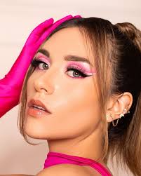 Elisa Parra's Instagram, Twitter & Facebook