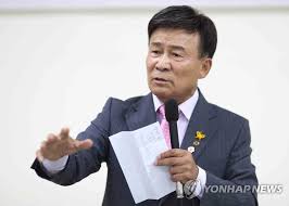 김원웅 광복회장이 작년에 이어 올해 광복절 경축식에서도 역대 보수 정부를 '친일 정권'으로 규정하며 친일파 없는 대한민국을 만들자고 했다. ì²­ì™€ëŒ€ ê¹€ì›ì›… ê¸°ë…ì‚¬ é'ê³¼ ë¬´ê´€ ì‚¬ì „ ê°„ì„­ ì•ˆí•´ ì—°í•©ë‰´ìŠ¤