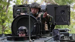 Ein soldat (nach dem sold, den er bezieht) ist ein bewaffneter angehöriger einer armee oder der streitkräfte eines landes, vom general bis zu den mannschaften, obwohl sich der sprachgebrauch lange auf letztere beschränkte. Extremistischer Soldat In Belgien Weiter Auf Der Flucht
