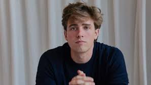 Quem é Valéria Almeida, cover da Selena Gomez acusada de subir pornô gay no  Spotify