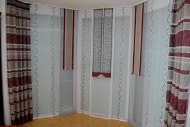 Helle Wohnzimmer Schiebegardine In Eckform In Rot Und Beige Http Www Gardinen Deko De Helle Wohnzim Cool Curtains Curtains Living Room Curtains With Blinds