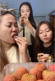 Mukbang Buah Leici dan Cherry yang Menggugah Selera