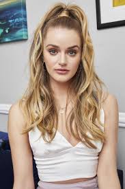 Whether you have longer or shorter hair, we definitely have a cute half up hairstyle for you. 27 Pretty Prom Hairstyles For Short Medium And Long Hair 2019 Update