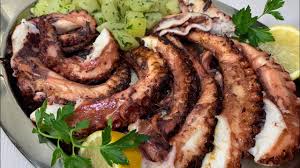 Servi ben caldo il tuo polpo arrosto e patate oppure lascialo intiepidire, se vuoi servirlo come antipasto. Polpo Alla Griglia Con Patate Prezzemolate Youtube