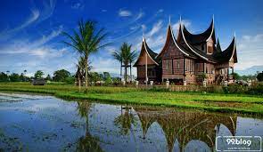 Rumah adat gadang merupakan salah satu hunian yang berasal dari wilayah sumatera barat rumah gadang juga telah menjadi identitas atau ciri khas tersendiri bagi orang minang ketika dua istilah tersebut adalah rumah bagonjong dan rumah baanjuang. 8 Keunikan Rumah Gadang Sumatera Barat Liburan Ke Sini Yuk