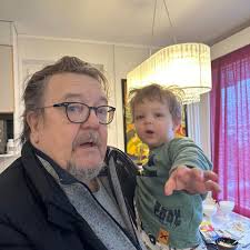 Tämän herraskartanon puistoteillä kelpaisi tepastella. Päiväkävelyn jälkeen  voisi ottaa kauneusunet joissakin näistä kauniista makuuhuoneista. ♥