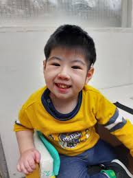 每幾個月就會有哥哥去學校義剪，O弟爆炸長的頭髮終於有救啦～～～  應該真的是長大了，老師說這次剪頭髮沒有哭哭，上座位後嘆了一口氣，就這樣無奈的表情一直到剪完頭髮🤣🤣 剪完頭髮的老成里長伯有帥帥嗎？