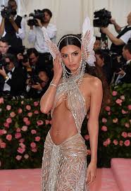 Doğumdan önce cesur pozlara imza atan ratajkowski, bebeğini de fotoğraflara dahil etmeye kısa bir süre önce ilk kez anne olan ünlü model emily ratajkowski, doğumdan hemen sonra yaptığı. Model Emily Ratajkowski Ist Schwanger Slider Vienna Startseite Vol At