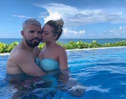 Who is sergio aguero married to? Sergio Aguero Snogs Stunning New Girlfriend Sofia Calzetti In Bahamas As Man City Team Mates Work Up Sweat On China Tour